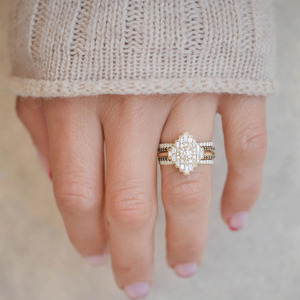 Anillo de Oro Amarillo Art Deco con Racimo de Diamantes Cultivados en Laboratorio para Compromiso, Boda y Aniversario - Regalo de Lujo - Product Image 4