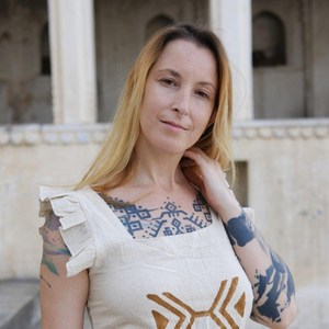 Elegancia Tribal: Top de Algodón Khadi Hecho a Mano con Estampado Geométrico y Bordado Intrincado en el Cuello para Mujer - Product Image 4