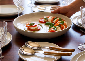 Juego de dos utensilios para servir ensalada con mangos curvos de madera, acabado plateado espejo con madera de olivo marrón, para el hogar, hoteles y restaurantes, hechos a mano. - Product Image 5