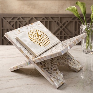 Support de Coran en pierre sculptée avec calligraphie arabe dorée, design marbré blanc et beige, artisanat décoratif religieux - Product Image 1