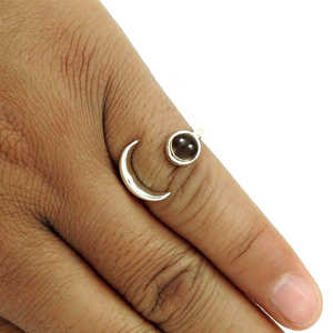 แหวนพลอยสโมคกี้ควอตซ์ปรับขนาดได้ ดีไซน์รูปพระจันทร์แบบเปิด ประดับพลอยแบบฝังขอบ ทำจากเงินแท้ 925 - Product Image 2