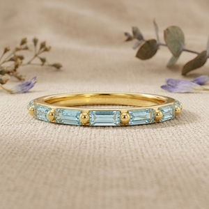 Anillo de Eternidad con Aguamarina Corte Esmeralda Cultivada en Laboratorio, Oro 14K/18K, Anillo de Boda Apilable, Joyería Unisex de Lujo, Gemas Bhatiya, IGI - Product Image 1