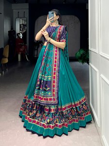 Conjunto de Lehenga Choli de Seda Elegante con Estampado y Borde Tejido con Zari, Lehenga con Dupatta de Seda, Ropa Étnica India - Product Image 3