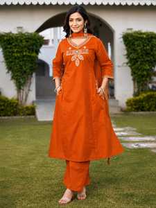 Ensemble Kurta et pantalon décontracté ethnique pour femme, brodé orange, réversible, coupe ample, longueur au sol, manches trois quarts, avec dupatta - Product Image 1