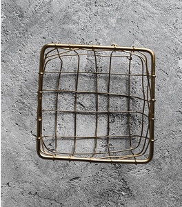 Panier en fil métallique doré classique avec design à grille ouverte pour le rangement des fruits et du pain, la présentation et l'organisation élégante de la table à la maison - Product Image 4