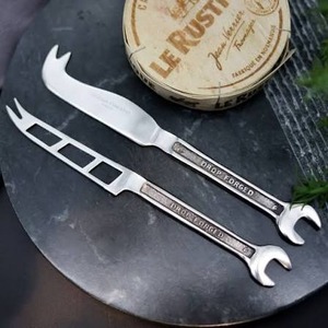 Ensemble de 3 couteaux à fromage en acier inoxydable avec manches vintage gravées et finition miroir, pour servir et étaler - Product Image 2