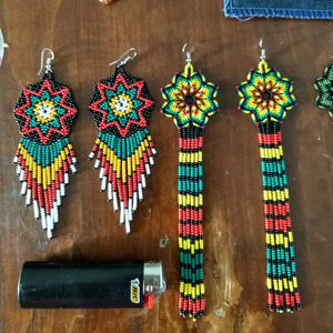 Boucles d'oreilles en perles de verre bohèmes pour les amateurs de style spirituel, avec un arrangement de perles multicolores et une expression artistique - Product Image 1