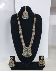 Parure de mariée florale 3 pièces luxueuse avec pendentif soleil mandala, collier long plaqué or antique Rani Haar et perles Kundan - Product Image 2