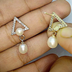 Boucles d'oreilles clous en or plaqué style Tri-Cone avec perles et motifs floraux, design rond en forme de fleur, bijoux élégants pour femmes - Product Image 4