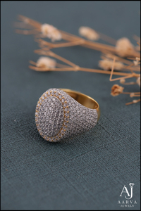 Bague de mariage pour homme en or jaune plaqué, sertie de moissanite en grappe à taille brillante et micro-incrustations à griffes, style Hip Hop - Product Image 4