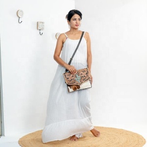 Nuevo estilo occidental hecho a mano con pelo en piel oculta bolso de hombro con flecos de cuero estilo bohemio cuero tallado bolsos de piedra turquesa - Product Image 1