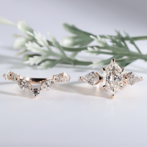 Ensemble de bagues en or rose avec diamants hexagonaux, diamants latéraux en forme de cerf-volant et marquise, diadème incurvé, alliance assortie en forme de V pour femme - Product Image 1