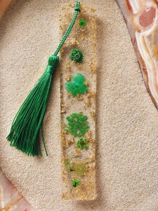 Marque-page transparent en résine époxy naturelle écologique avec paillettes dorées en relief, design personnalisé, pour usage promotionnel - Product Image 6