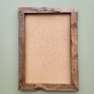 Marco de Fotos de Madera Hecho a Mano con Intrincado Diseño de Rejilla Tallada para Decoración del Hogar y la Oficina - Product Image 1