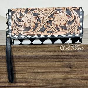 Pochette en cuir de vachette premium à motif damier et gravures, avec dragonne, motif floral, fermeture éclair et porte-cartes multiples pour femme - Product Image 1