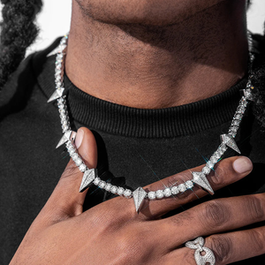 Collar de Lujo Unisex con Forma de Flecha Geométrica, con Moissanita, Chapado en Oro sobre Plata 925, Corte Baguette, Engaste de Garra - Product Image 1