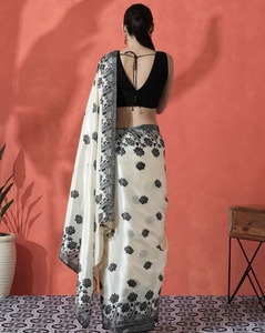 Sari KV de Seda Chinon con Estampado Floral Tradicional, Listo para Usar, con Blusa sin Coser para Fiestas y Eventos - Product Image 2