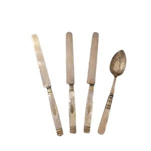 Juego de cubiertos chapados en plata antigua con mango de nácar genuino, cubiertos vintage grabados, cuchillos y cucharas de mesa coleccionables. - Product Image 1