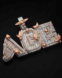 Collier personnalisé ACE Iced Out Moissanite avec pendentif en or rose et accents colombes et piques, style luxueux - Product Image 1