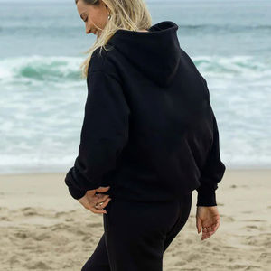 Conjunto Deportivo Personalizado para Mujer, 100% Algodón, Sudadera con Capucha y Pantalones Deportivos con Pedrería Brillante y Detalles de Encaje, Color Sólido - Product Image 6