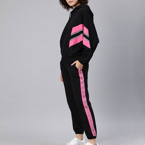 Conjunto Deportivo Unisex con Capucha Negra, Estilo Urbano, Rayas Rosas, Manga Larga, Corte Holgado, Transpirable, Poliéster/Nailon - Product Image 1