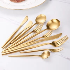 Ensemble de couverts élégants en acier inoxydable aux tons chauds, idéal pour les cuisines domestiques, les restaurants et les milieux hôteliers - Product Image 4