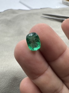 Magnifique émeraude zambienne naturelle verte intense, taille coussin, 2,40 carats, pierre précieuse non montée pour la création de bijoux - Product Image 3