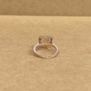 Anillo de Oro de 14K Premium con Morganita Natural en Corte Corazón Rosa, 3.63 CT en el Centro con Piedras Laterales de 0.52 CT, Diseño de Joyería para Novia - Product Image 5