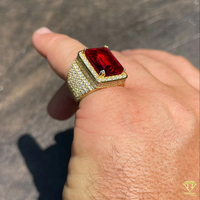 Anillo de Rubí para Hombre al por Mayor, Anillo de Moda con Gema Roja Cuadrada Grande y Pesada, Chapado en Oro con Pavé de Diamantes de Imitación, Fabricante de Joyería