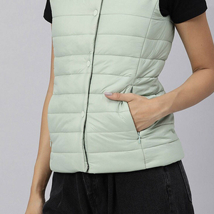 Gilet matelassé vert clair à col montant pour homme, sans manches, coupe-vent, décontracté, couleur unie, fermeture boutonnée, pour l'automne - Product Image 5