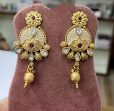 Pendientes tradicionales de alta calidad Royal Rajwadi Glow Jhumka joyería de latón chapada en oro para mujeres para bodas y fiestas - Product Image 2