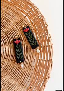 Boucles d'oreilles pendantes rectangulaires noires pour femmes, plaquées or, motif fleur rouge et feuille verte avec imitation perle - Product Image 2