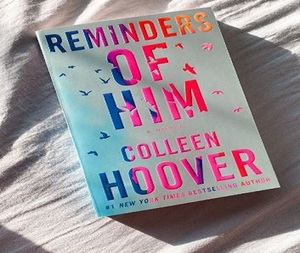 Recuerdos de él de Colleen Hoover, libro en formato de bolsillo, <span class=keywords><strong>novela</strong></span> de ficción romántica - Product Image 3