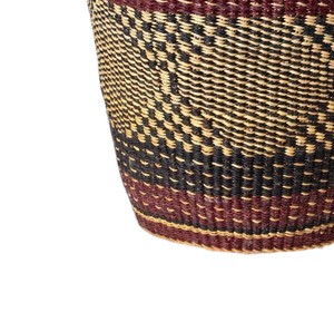Panier à linge décoratif en jonc de mer tressé avec accent diamant bordeaux – Conteneur de rangement polyvalent pour organisateurs - Product Image 3