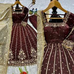 Conjunto de Vestido Festivo Tradicional con Bordado de Lentejuelas y Parte Inferior Bordada - Product Image 1