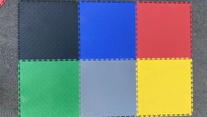 Dalles de sol en PVC plastique antidérapantes et emboîtables pour garage, en vente - Product Image 6