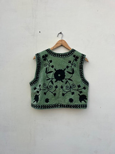 Chaleco Corto de Algodón Verde Terciopelo Suzani de Nitin Exports, Bordado a Mano con Diseño Floral Boho, Sin Mangas, Transpirable, Cuello en V, Cintura Ajustada - Product Image 3