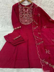 Kurti de Algodón Color Granate con Bordado Floral, de Secado Rápido, Largo hasta el Tobillo, Corte Regular, Estilo Tradicional Indio-Pakistaní, Informal para Mujer - Product Image 3