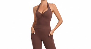 Combinaison de sport pour femme en nylon mat, respirante, très élastique, avec débardeur à col en V et short de yoga à trois sections froncé aux fesses - Product Image 3