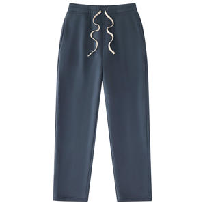 Pantalones de algodón personalizados para hombre, suaves, lavados, de corte recto y holgado, con textura vintage y marca contemporánea. - Product Image 4