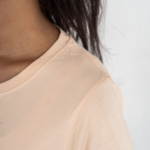 Camiseta de manga corta para mujer, color gris, cuello redondo, corte regular, 100% algodón jersey, ropa casual para todas las estaciones, hecha en Bangladesh. - Product Image 4