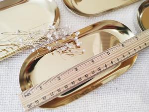 Plateau de service ovale en métal doré minimaliste, parfait pour la présentation de thé, café, collations et desserts, pour la table à manger et le comptoir de cuisine, décoration intérieure. - Product Image 4