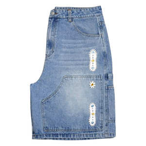 En gros, Shorts en jean de type charpentier à double genouillère, en denim, avec lavage personnalisé effet usé, bords bruts, ornés de clous, rivets, strass et pierres précieuses - Product Image 3