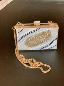 Pochette en résine artificielle avec motif 'Love' et design de modèle, taille et couleur personnalisables, sculpture artisanale, pour mariage et soirée - Product Image 6