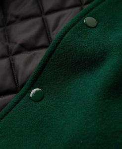 Nouvelle Arrivée 2026 – Blouson Teddy Vert Homme avec Manches Crème, Logo Brodé, Col Rabattu, Coupe Droite, Tenue Décontractée Automne - Product Image 3