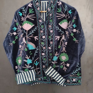 Chaqueta Acolchada de Terciopelo con Bordado Suzani Vintage, Estilo Bohemio, Elegancia, Arte Tradicional Uzbeko, Moderna, Reversible, de Algodón - Product Image 1