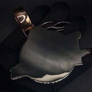 จี้รูปม้าดีทรอยต์แบบฮิปฮอป ชุบทองคำขาว 925 เงินแท้ ประดับเพชรโมอิสซาไนต์ พร้อมโลโก้สั่งทำพิเศษ รับรองโดย GRA - Product Image 4