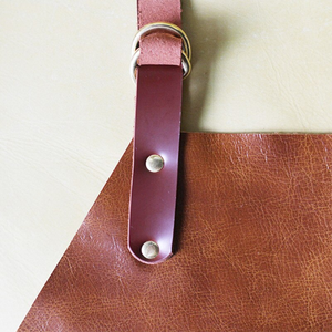 Tablier en cuir marron avec bretelles réglables et poche avant pour la cuisine - Product Image 6