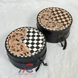 Boîte de rangement pour bijoux ronde en cuir de vache véritable artisanal à carreaux avec motif floral gravé, coffret à bijoux, cadeau pour femmes - Product Image 1