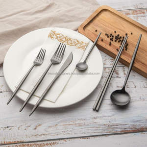 Juego de cubiertos de metal plateado de primera calidad diseñados para eventos formales que ofrecen una apariencia refinada y un ambiente gastronómico elegante - Product Image 3